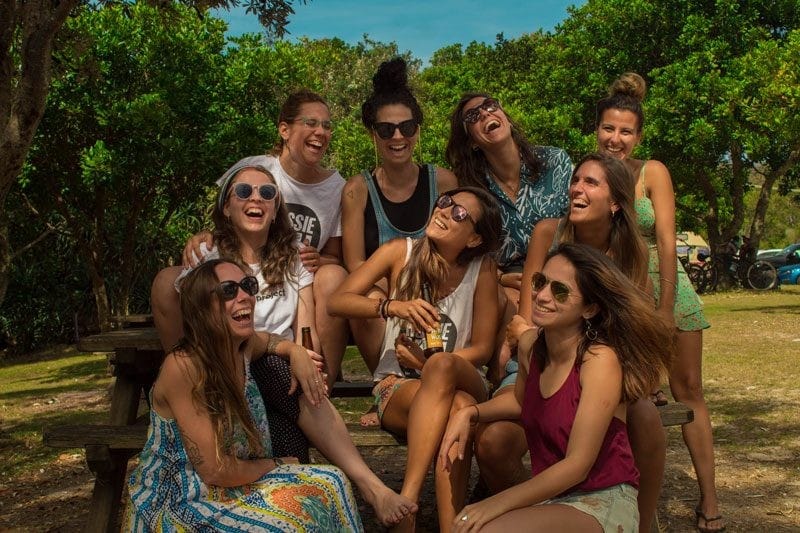 Ayuda en Australia Equipo de YouTOOProject en una barbacoa en Byron Bay